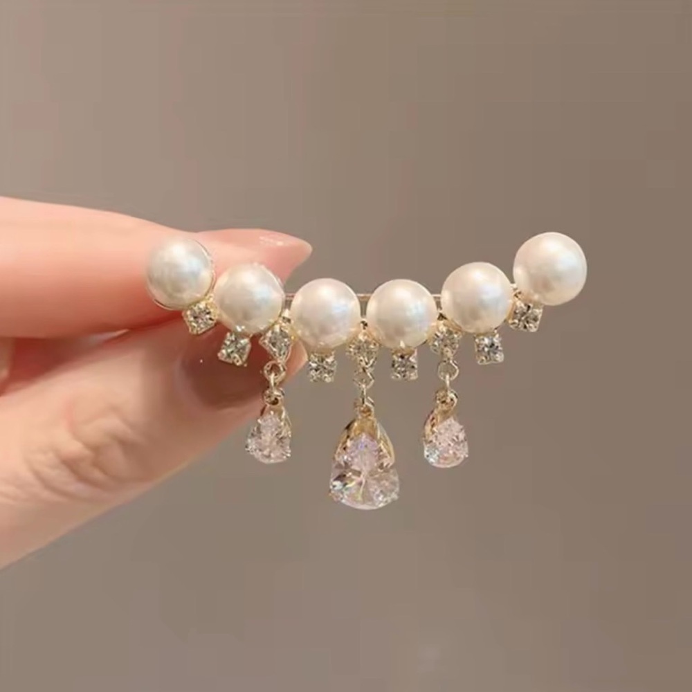 Gold and Pearl Crystal Brooch.
